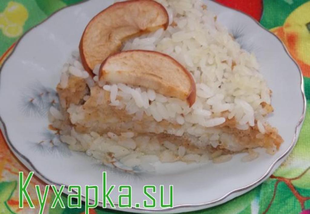 Запеканка из рисовой каши с яблоками